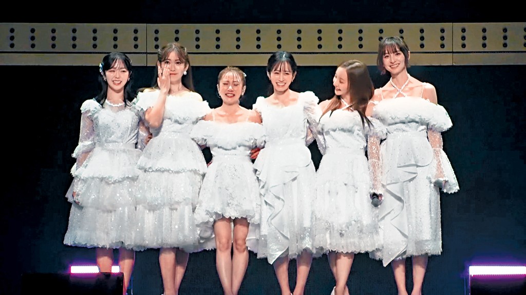 （左起）峯岸南、小嶋陽菜、高橋南、前田敦子、板野友美及篠田麻里子等元祖成員，現身前晚最終場的演出。