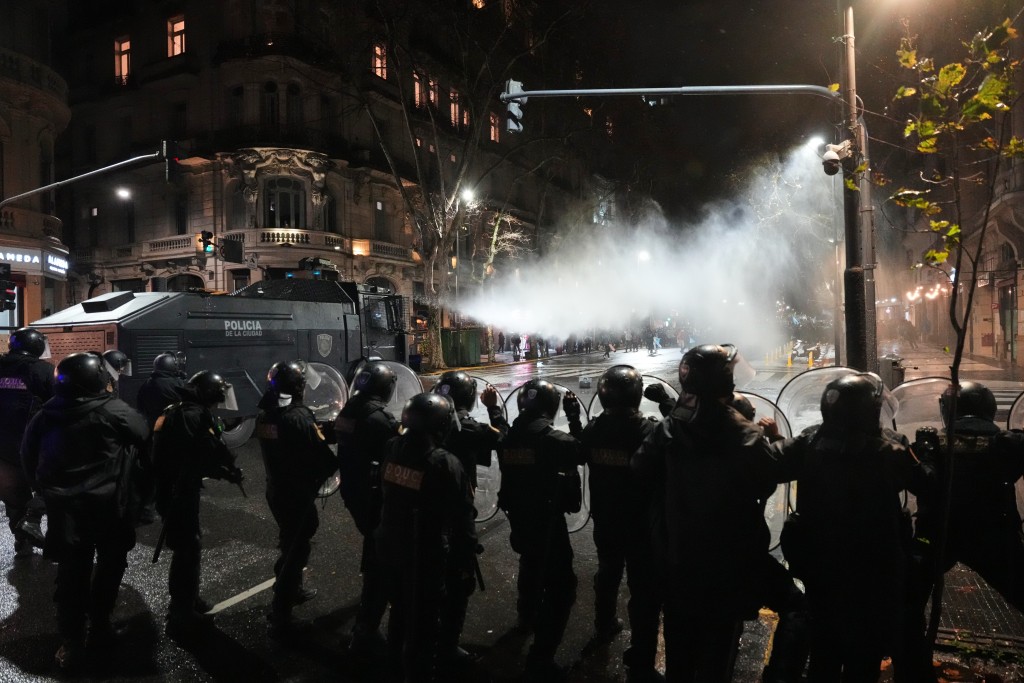 阿根廷首都布宜诺斯艾利斯周四（6日）爆发激烈警民冲突。美联社
