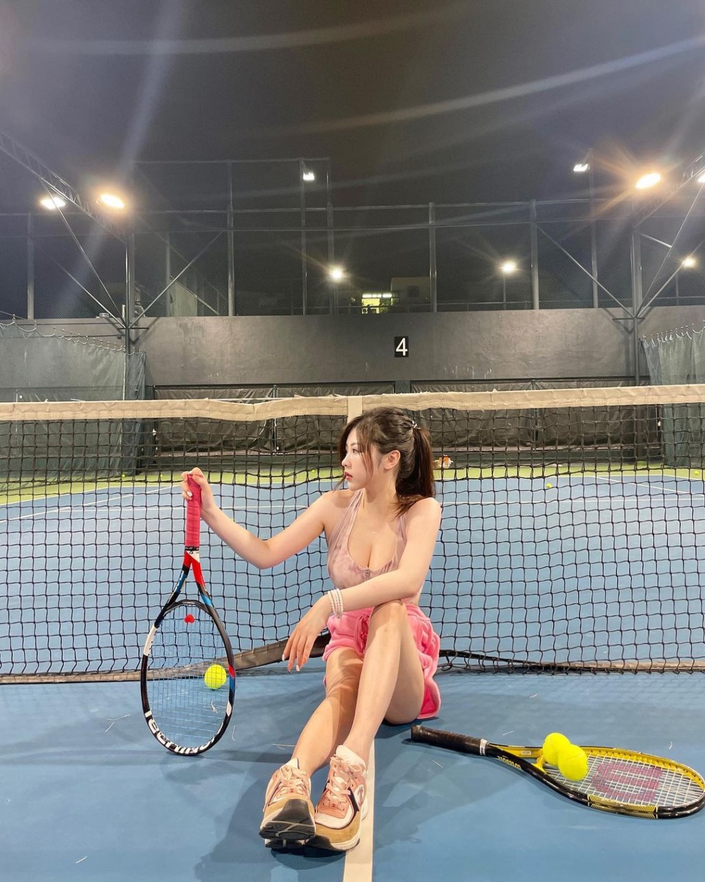 连打网球做运动亦要性感上阵。