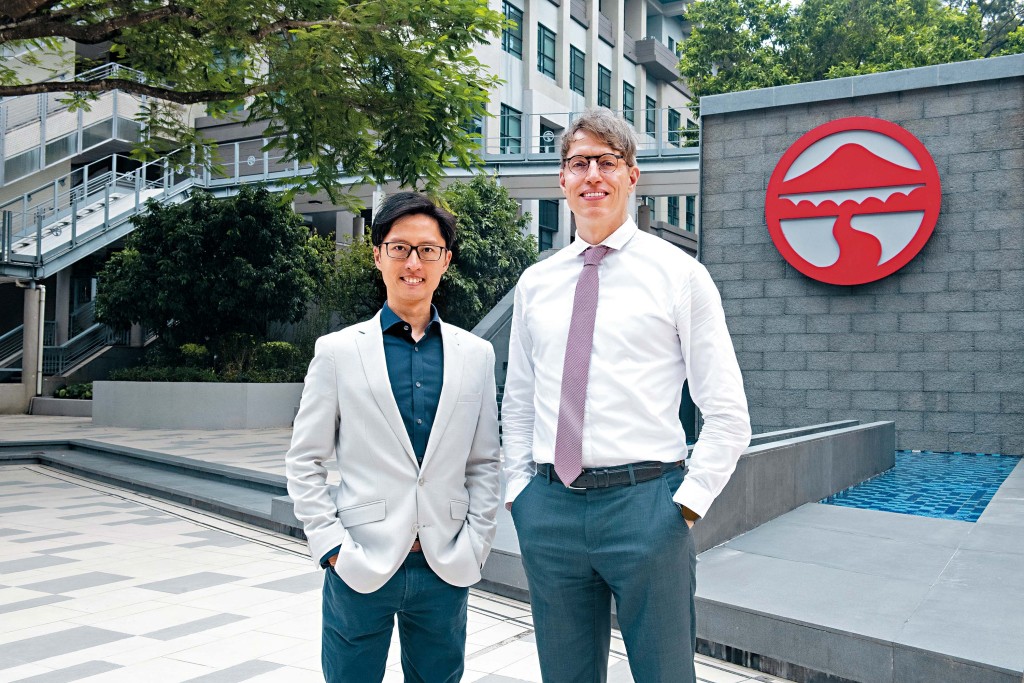 (左)嶺大心理學系副教授李立輝及(右)社科院副院長及社會科學(榮譽)學士課程課程主任Stefan KÜHNER教授指出,全新主修科社會數據科學(Social Data Science, SocDS, 聯招編號JS7307)旨在培育能夠融合數據科學與社會科學知識,對社會變化有深刻理解的跨學科人才。 (左)嶺大心理學系副教授李立輝及(右)社科院副院長及社會科學(榮譽)學士課程課程主任Stefan KÜHNER教授指出,全新主修科社會數據科學(Social Data Science, SocDS, 聯招編號JS7307)旨在培育能夠融合數據科學與社會科學知識,對社會變化有深刻理解的跨學科人才。