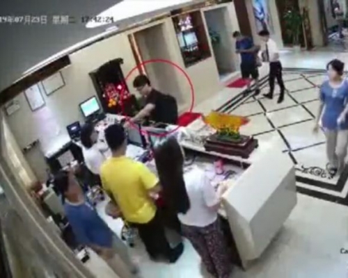 片短顯示鄭文傑(紅圈)三次進出「嫖妓埸所」。