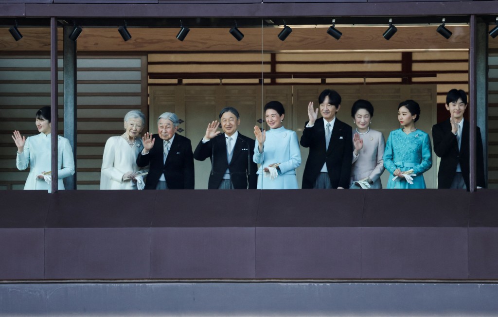 日本一眾皇室成員站在露台上，接受民眾新年祝賀。路透社