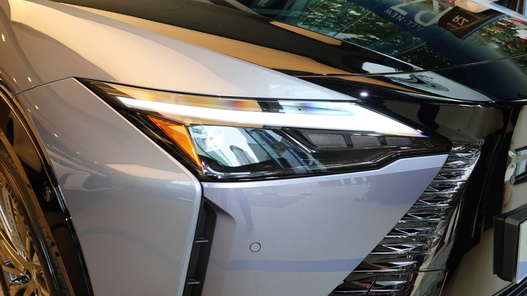 凌志Lexus RZ450e電動車配備投射式LED頭燈，非主動式調校。
