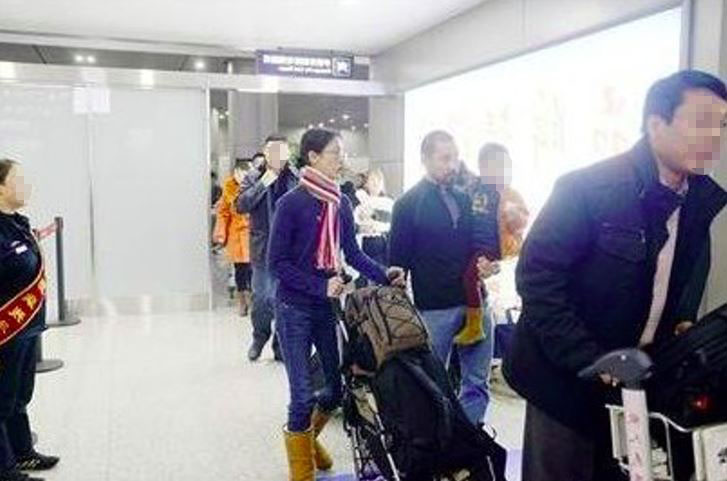 2012年有网民拍到吴倩莲一家三口现身成都机场。