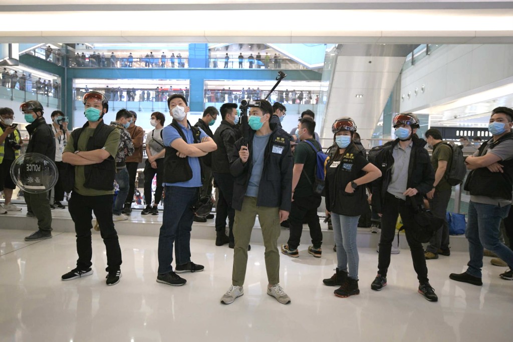 警員截查在商場聚集人士。