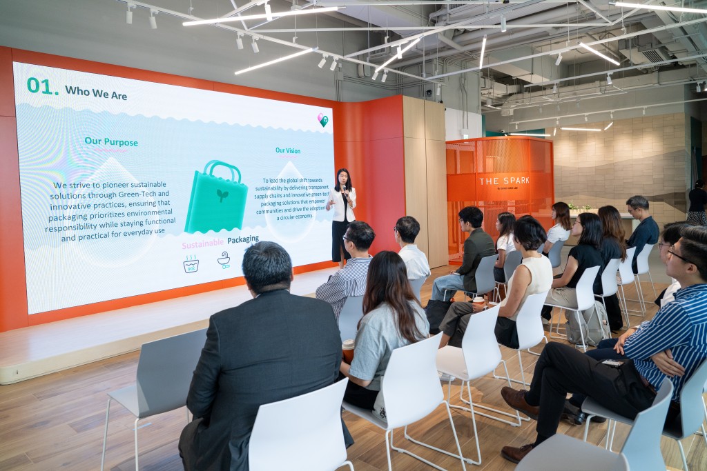 參觀信和創意研發室及The Spark。 參觀信和創意研發室及The Spark。