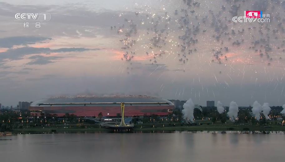 成都世大运开幕式于东安湖体育公园主体育场举行。(央视截图)