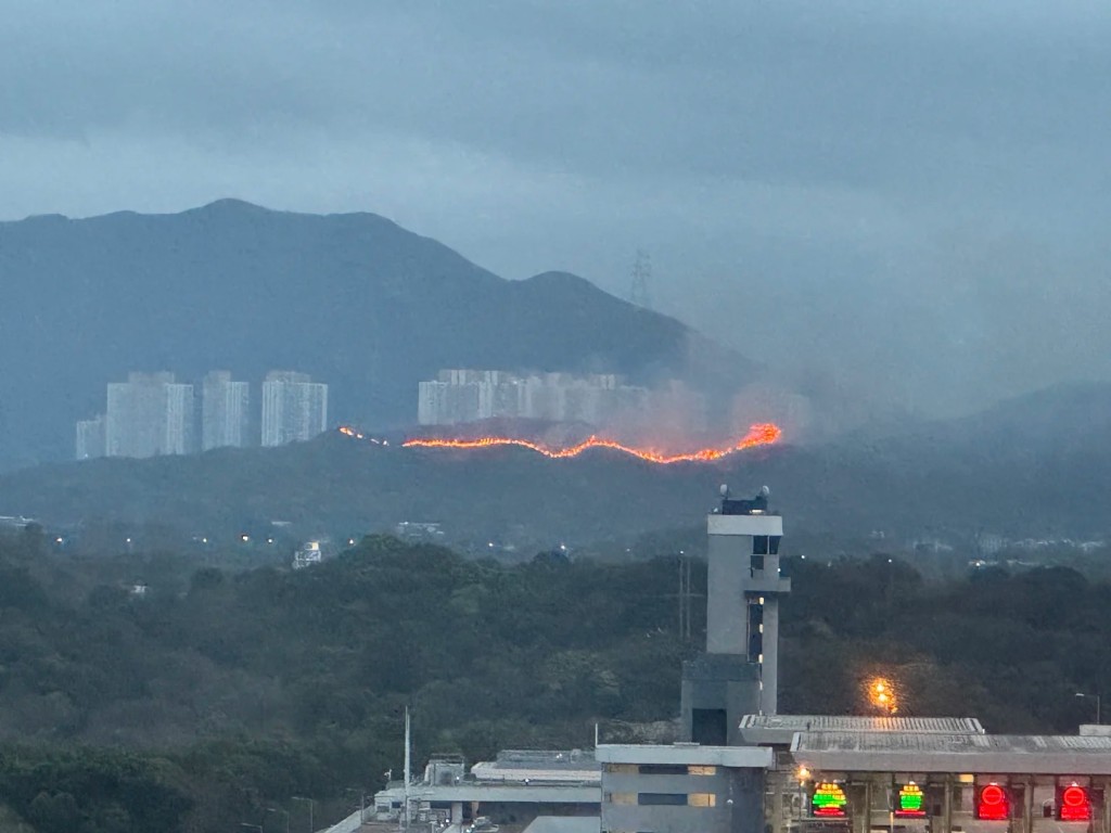 有深圳蓮塘一帶居民也目睹山火。小紅書：momo