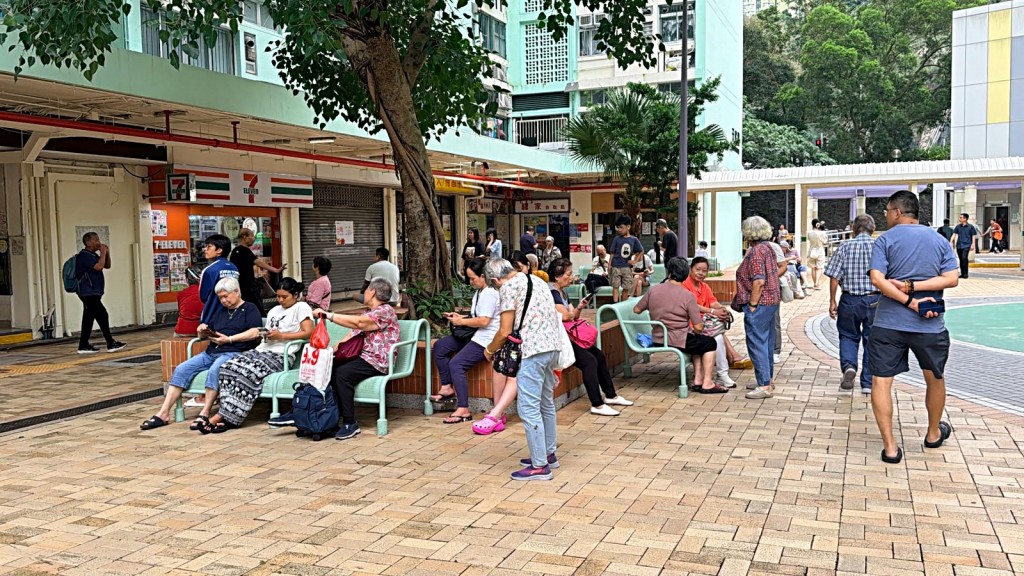 居民疏散落安全位置。梁國峰攝 居民疏散落安全位置。梁國峰攝