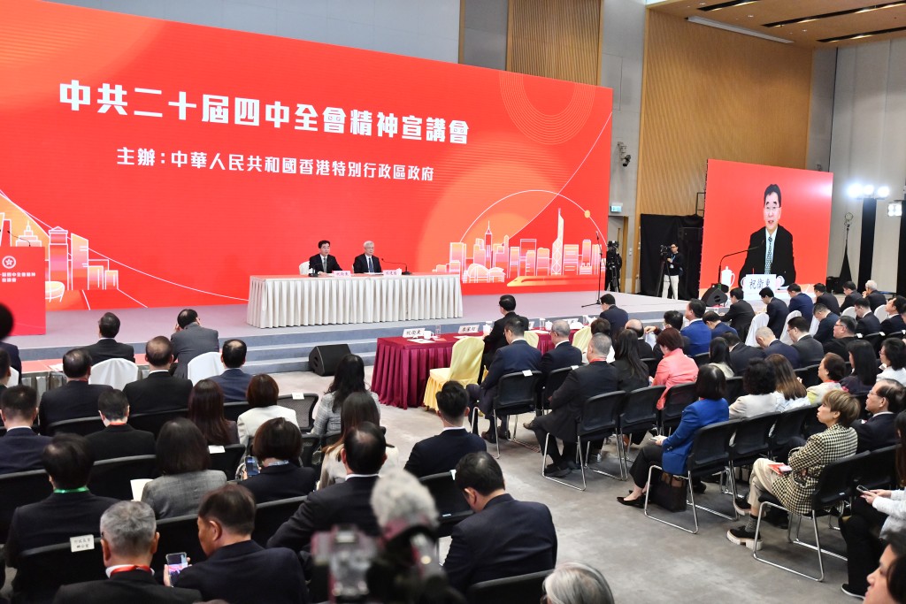 祝衛東(左)於會上回顧「十四五」期間國家發展。 祝衛東(左)於會上回顧「十四五」期間國家發展。