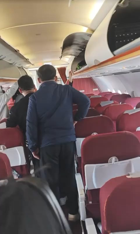 機艙前方的行李架被燒毀。小紅書片段截圖 機艙前方的行李架被燒毀。小紅書片段截圖