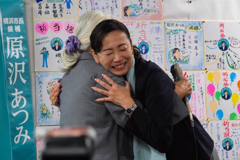 律师原泽敦美当选，接受祝贺。原泽敦美 FB
