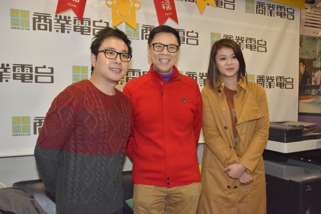 郭志仁（左）是商台雷霆881节目《在晴朗的一天出发》主持人之一。