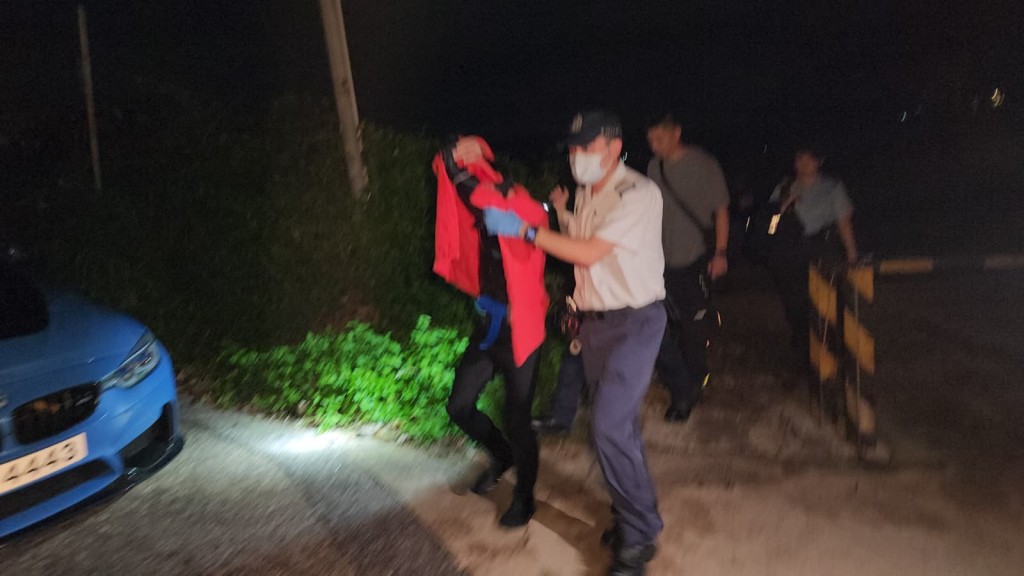 男事主一度失聯後,由水警及消防人員尋獲,登上救護車接受治理後拒絕送院。黎志偉攝 男事主一度失聯後,由水警及消防人員尋獲,登上救護車接受治理後拒絕送院。黎志偉攝