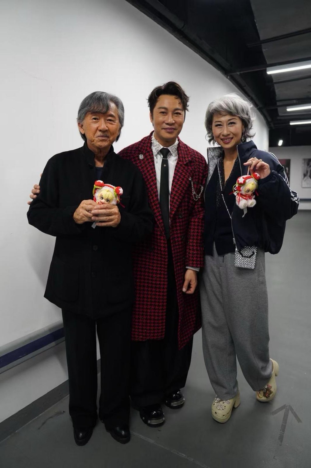 譚耀文變身粉絲與林子祥、葉蒨文合照。