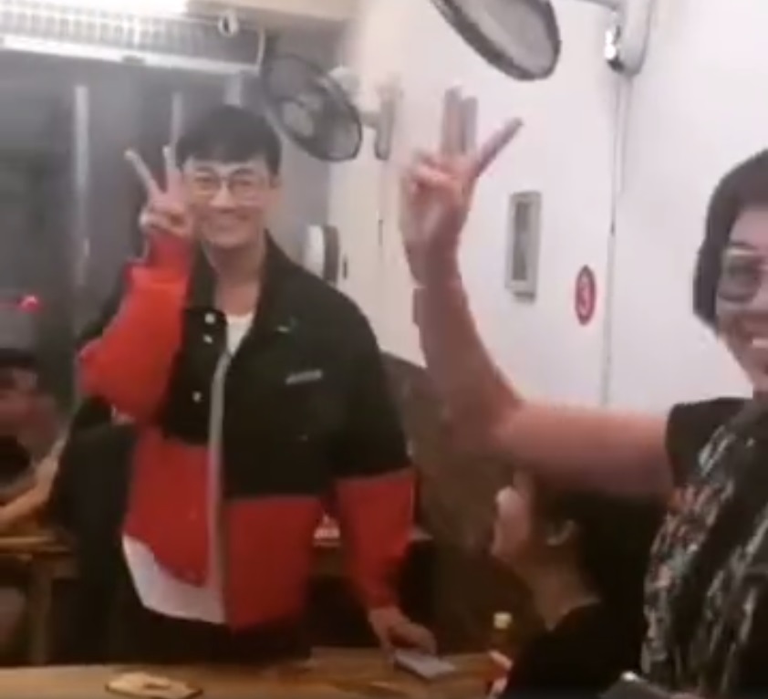 林峯舉出V字手勢。網上圖片