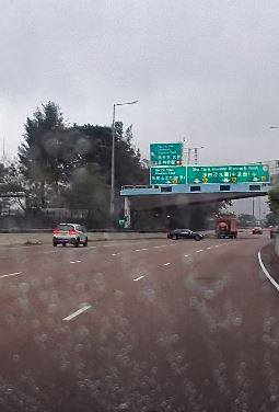 黑色P牌私家車突然掉頭。fb 車cam L（香港群組）  