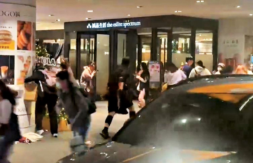 手持長刀的黑衣兇徒在馬路上投擲多個煙霧彈，其後兇徒衝入誠品店向多人揮刀。