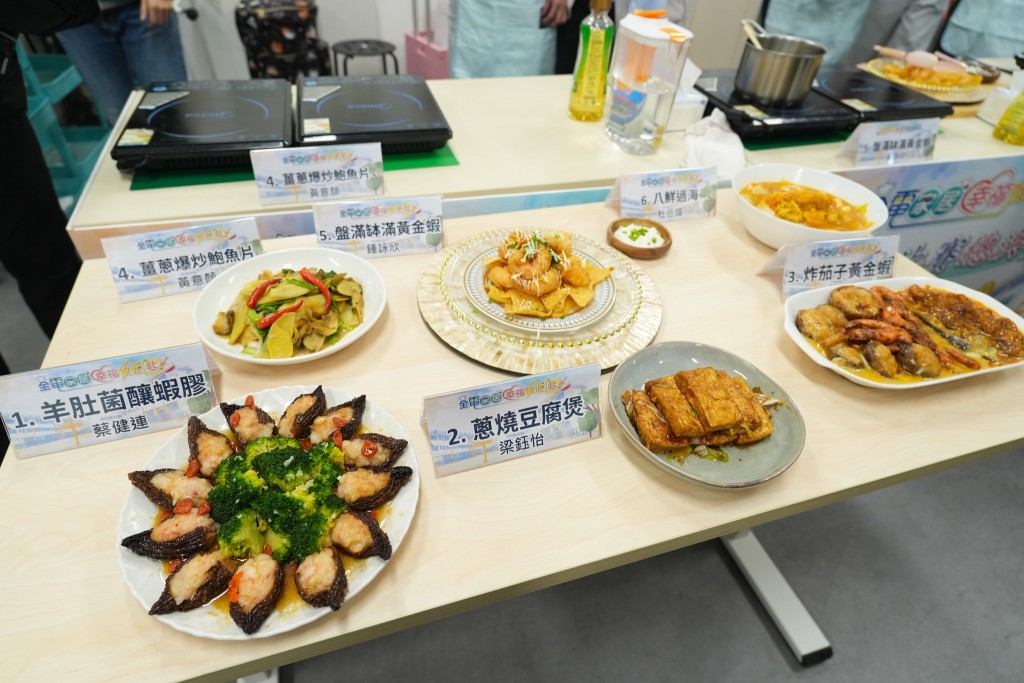 何永賢探訪攸壆路簡約公屋,並為「社區廚神比賽」擔任評判。何永賢FB圖片 何永賢探訪攸壆路簡約公屋,並為「社區廚神比賽」擔任評判。何永賢FB圖片