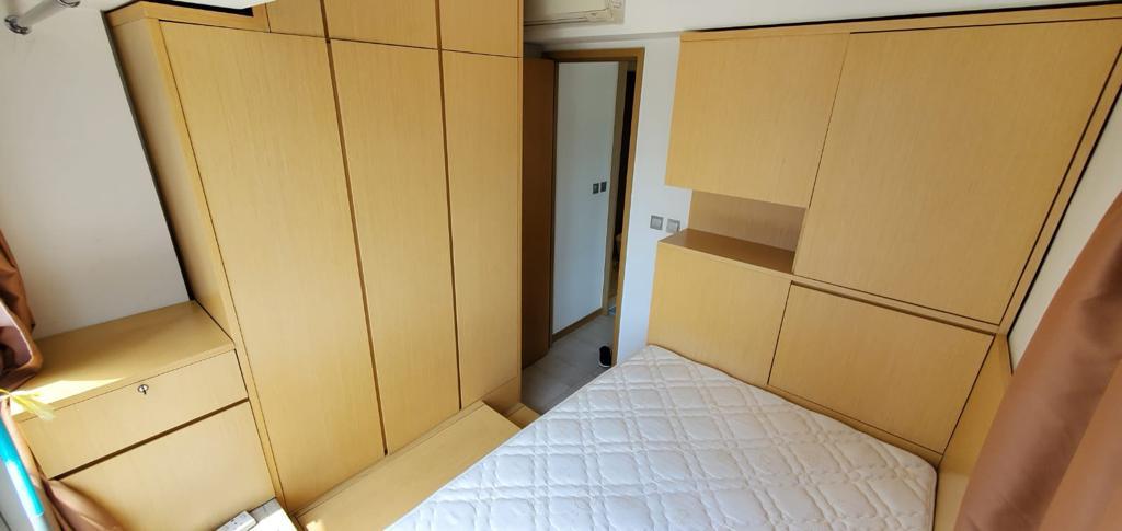 房間備有雙人牀及多組衣櫃，空間大致好用。