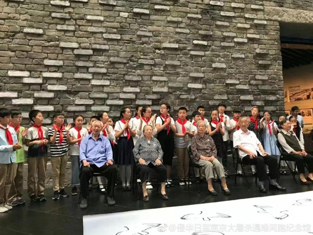 石秀英生前積極參加在紀念館舉行的清明家祭、國際和平日主題活動、國家公祭儀式等。