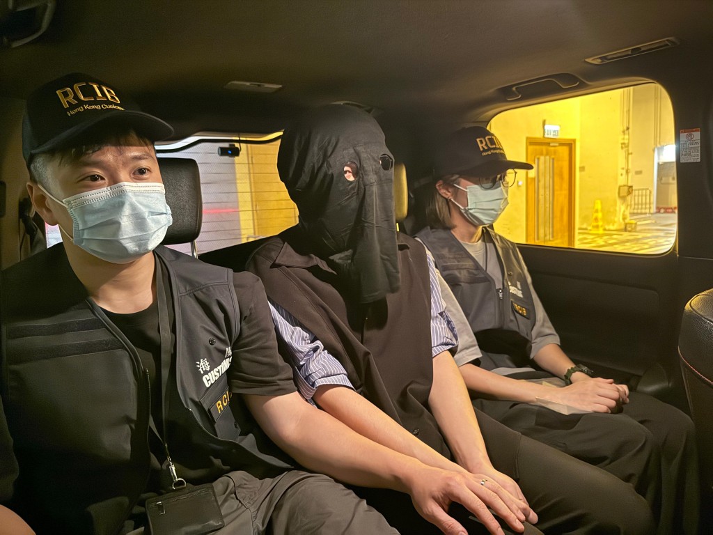 收貨同事被連累落網。