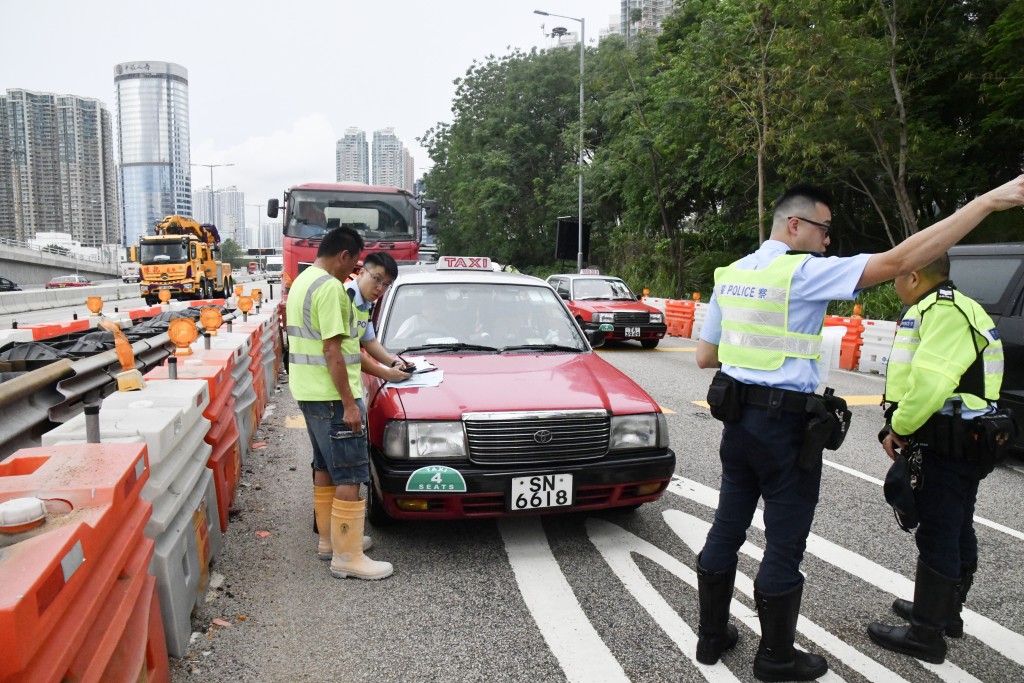 的士被私家車撞車尾。徐裕民攝 的士被私家車撞車尾。徐裕民攝