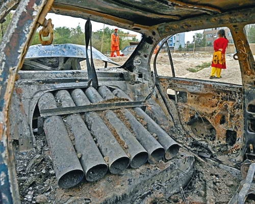 向喀布尔国际机场发射火箭的汽车，被美国的防空系统摧毁，车上可见一排火箭发射筒。