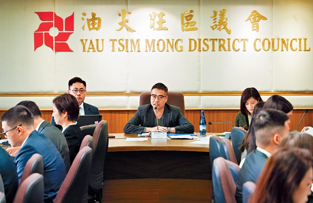 油尖旺區議會率先召開首次大會,民政事務專員兼區議會主席余健強(中)主持會議。