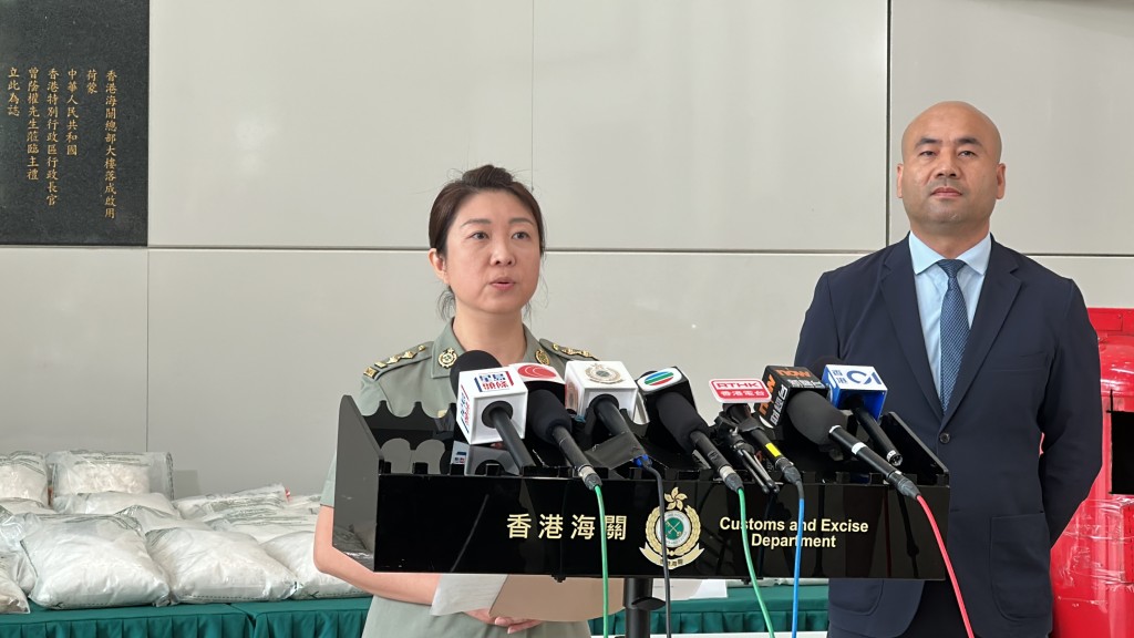 海关机场科空运货物第三组署理高级督察余凤文（左）。刘汉权摄