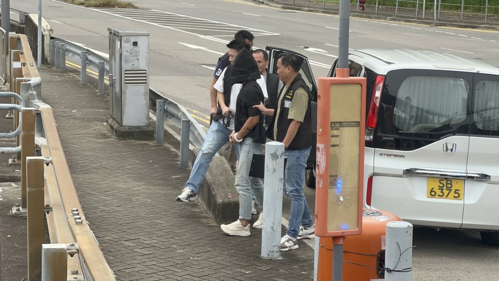 警方押解疑犯到荃灣海安路海旁尋獲涉案兇器。 警方押解疑犯到荃灣海安路海旁尋獲涉案兇器。