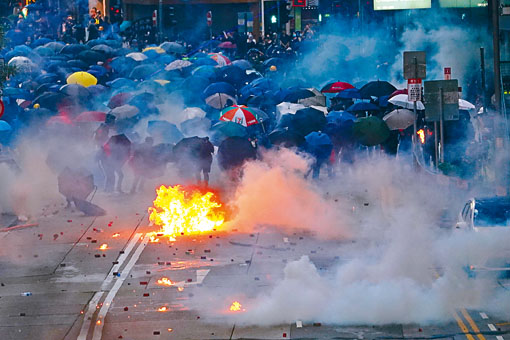 燃燒雜物與施放催淚彈，產生有毒物質二噁英，藥劑師工會建議受衝突影響學校關閉一周，始進行清潔。