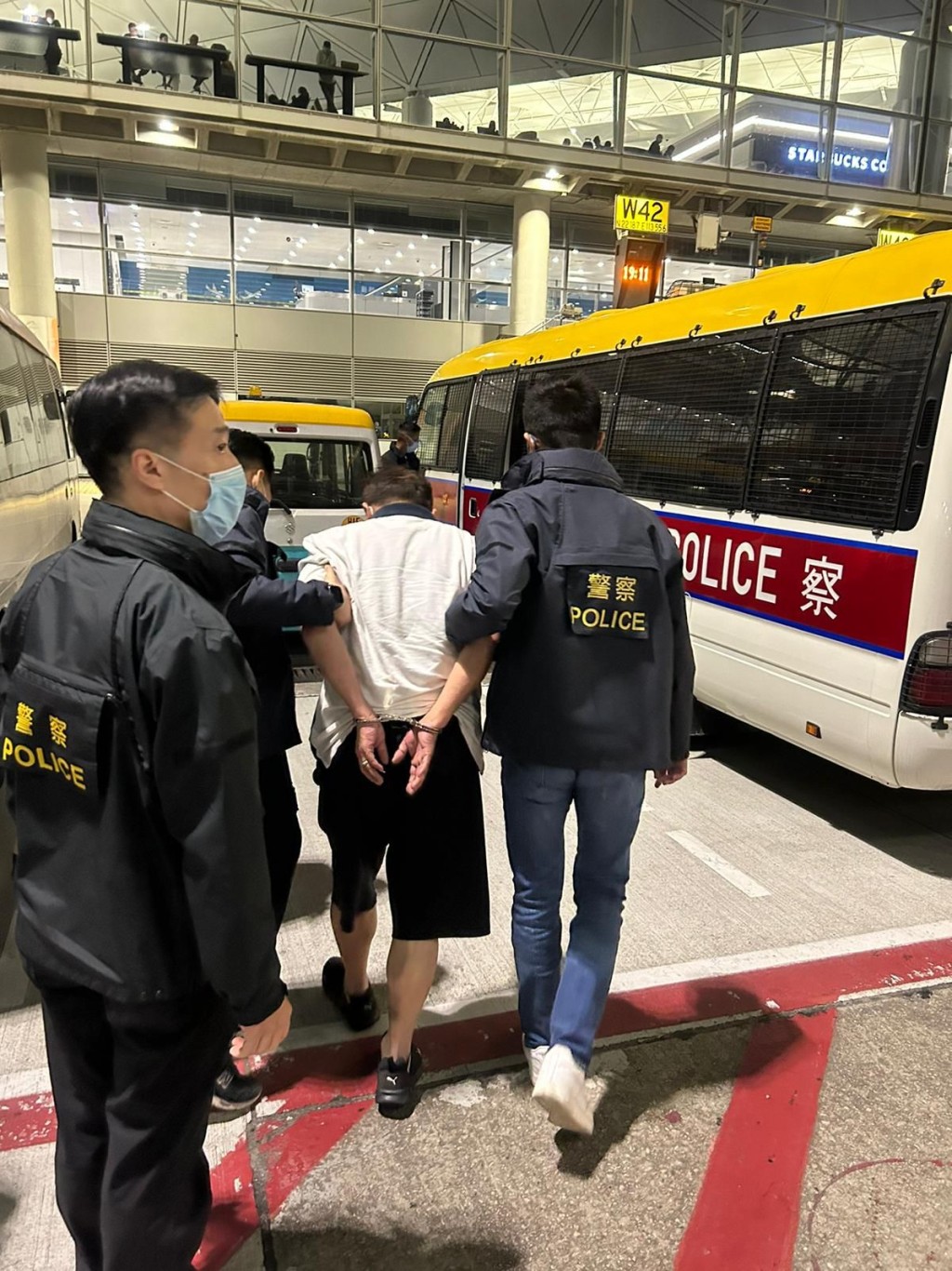 66岁男主脑周一傍晚由泰国遣返香港机场被捕。(警方提供图片)