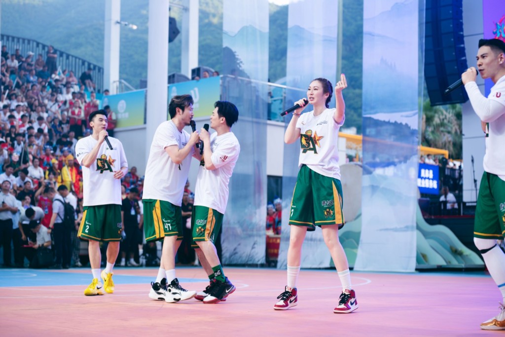 「星BA」一眾隊員演唱隊歌《Together We Play》。