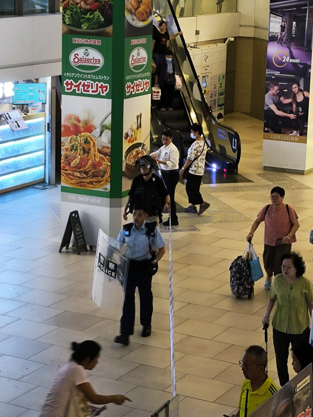 有警員手持盾牌到現場搜索疑兇。網上圖片
