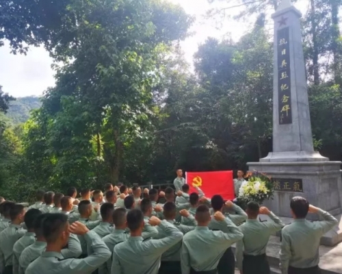 駐港部隊部分官兵到烏蛟騰烈士紀念園瞻仰。網圖