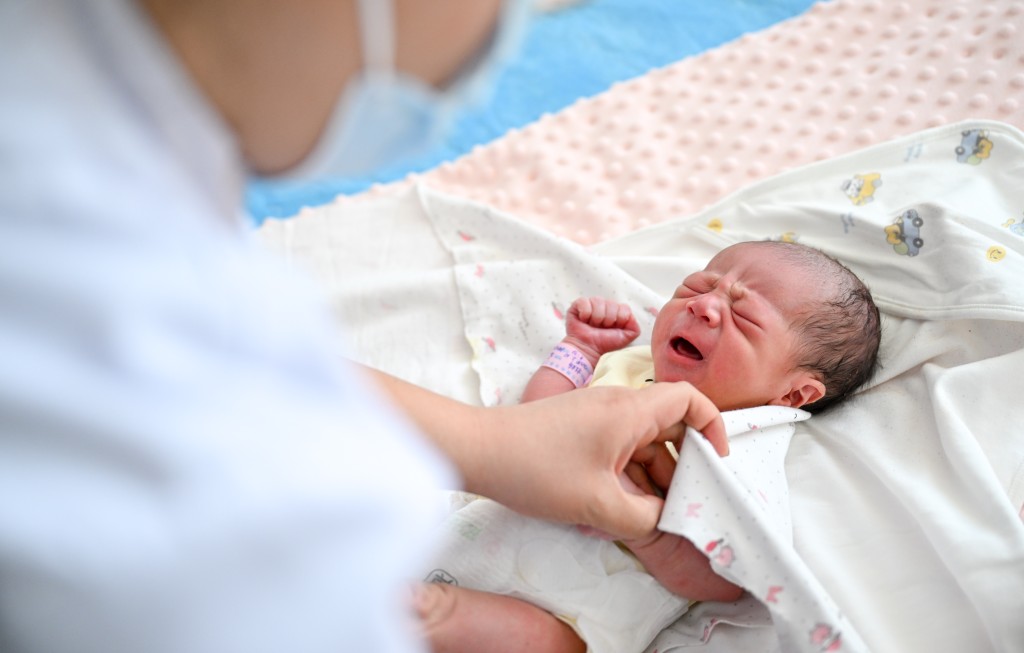 內蒙古烏蘭察布市第三醫院，醫護人員在包裹一名剛出生的「龍寶寶」。 新華社
