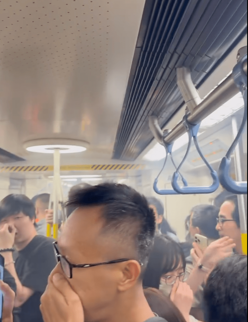 有乘客用手遮掩口鼻。網上圖片 有乘客用手遮掩口鼻。網上圖片