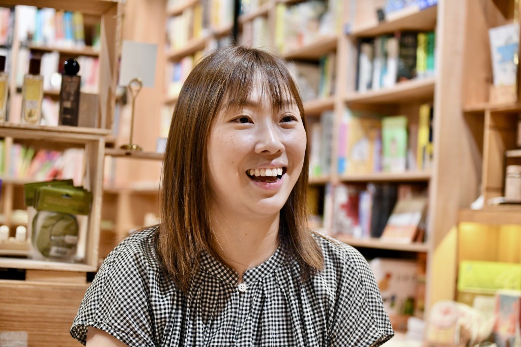 書廊助理經理黃琬婷接受《星島頭條》專訪時透露,舉辦活動當日營業額可提升5至6成,其中Book Party當晚銷售更翻倍。展望未來,她希望十年後讀者記住的不是年份,而是「記得曾在這裡遇過一本好書,改變了生命;或遇過一件禮物,安慰了心靈」。 書廊助理經理黃琬婷接受《星島頭條》專訪時透露,舉辦活動當日營業額可提升5至6成,其中Book Party當晚銷售更翻倍。展望未來,她希望十年後讀者記住的不是年份,而是「記得曾在這裡遇過一本好書,改變了生命;或遇過一件禮物,安慰了心靈」。