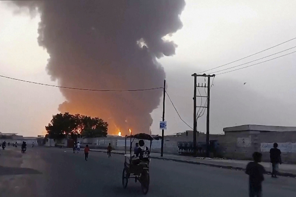 以軍報復襲擊也門荷台達港，當地設施起火冒出濃煙。美聯社