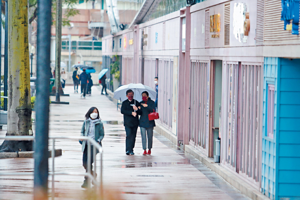 雨中漫步 ■朱玲玲繞實老公羅康瑞享受雨中二人世界。