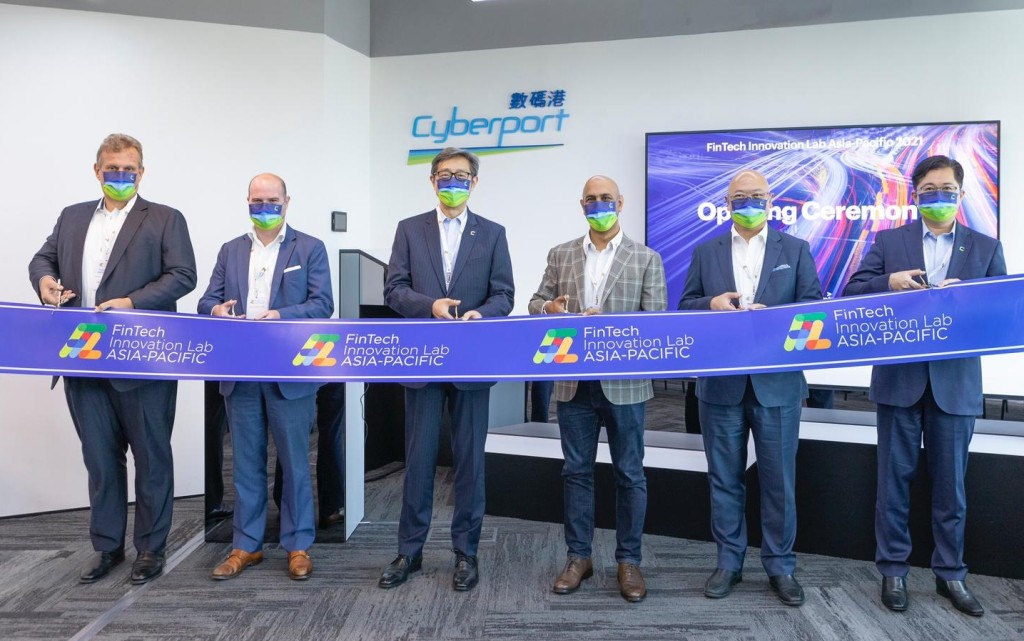 數碼港行政總裁任景信 (左三)及Accenture香港辦事處董事總經理兼金融服務主管Ravinder Chhabra (右三)主持啟動儀式。數碼港提供