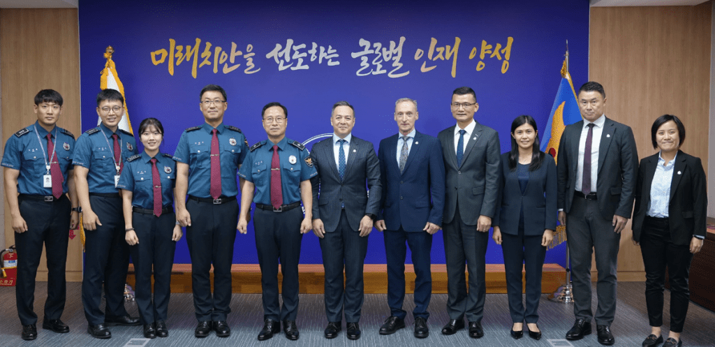 警務處處長周一鳴（前排左三）於7月28日及29日率領警隊代表團訪問韓國首爾。圖示周一鳴（前排左三）及代表團在7月28日到訪韓國國家警察廳人力資源發展學院，了解韓國警方在警務人員培訓及專業教育方面的最新發展。警方提供