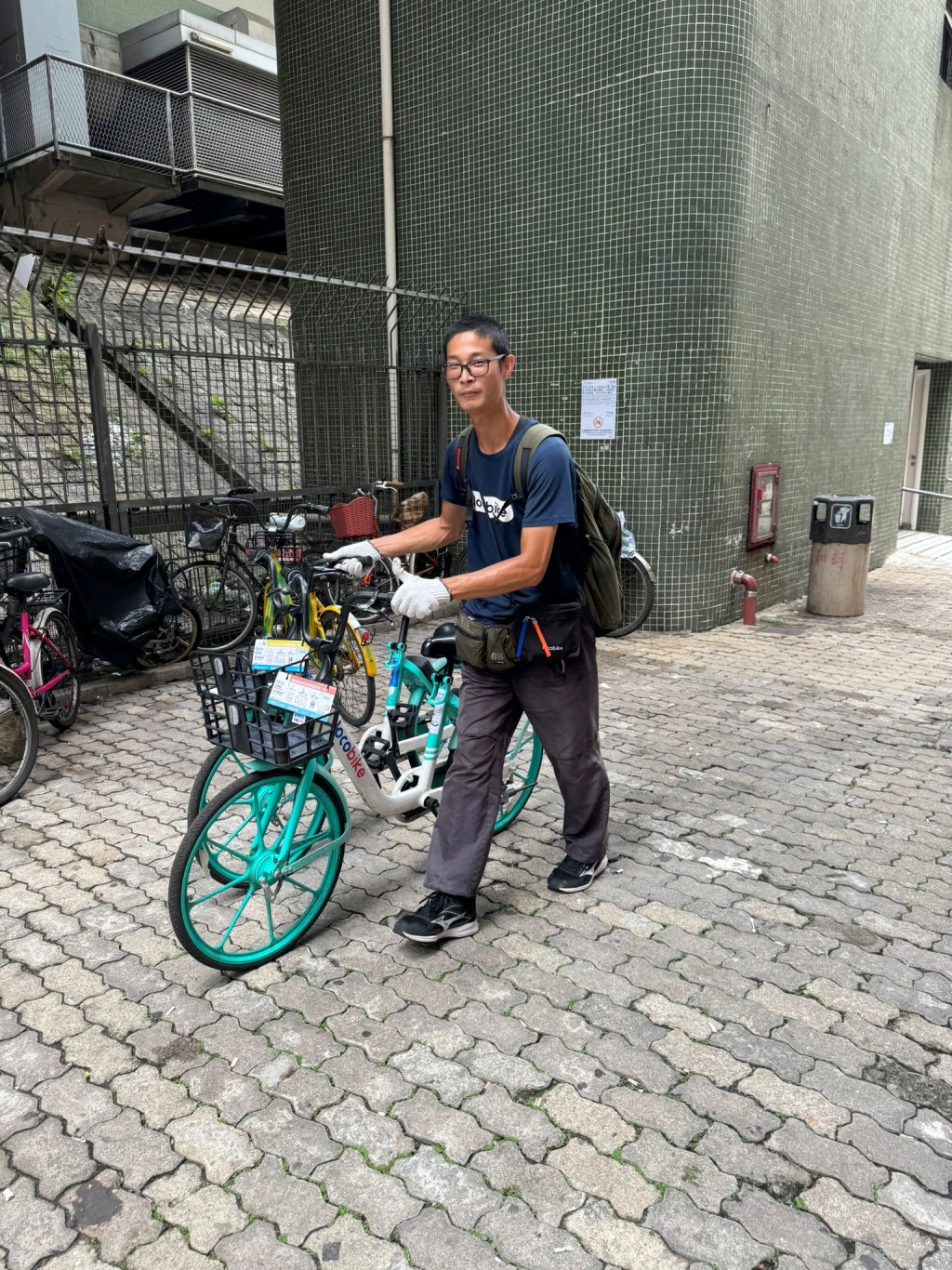 單車公司每天會派人整理亂泊的單車。
