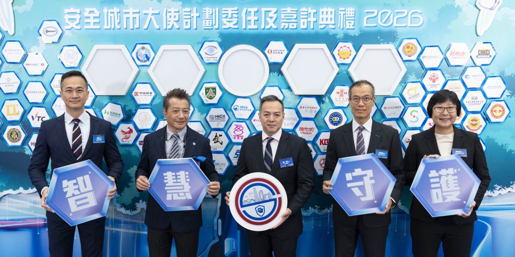 警務處處長周一鳴(中)、副處長(行動)葉雲龍(右二)、刑事及保安處處長陳東(左一)、助理處長(刑事)鍾詠敏(右一)及藝人石修(左二)主持開幕禮。政府新聞處圖片 警務處處長周一鳴(中)、副處長(行動)葉雲龍(右二)、刑事及保安處處長陳東(左一)、助理處長(刑事)鍾詠敏(右一)及藝人石修(左二)主持開幕禮。政府新聞處圖片