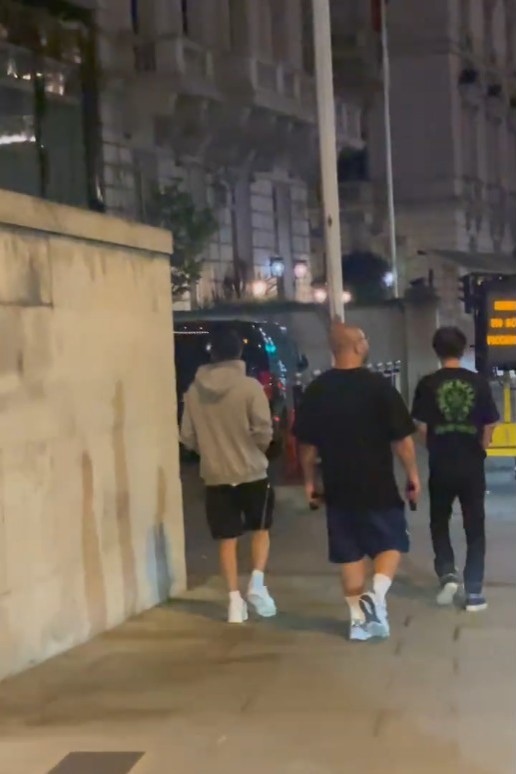 又有网民在伦敦街头偶遇谢霆锋。