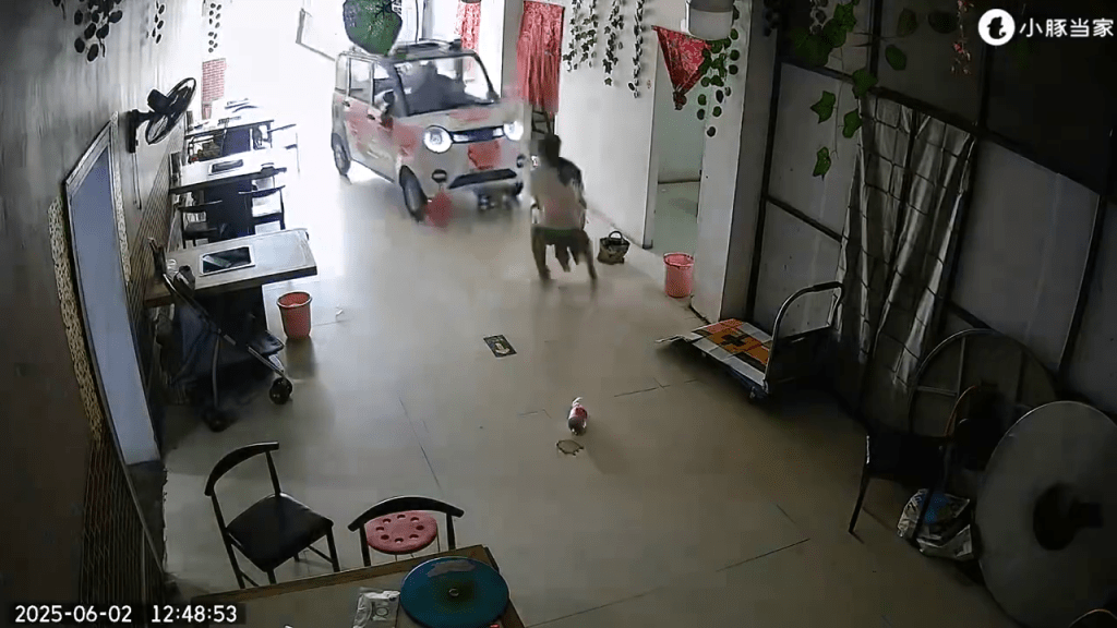 千鈞一髮避開了撞入店的汽車。 千鈞一髮避開了撞入店的汽車。