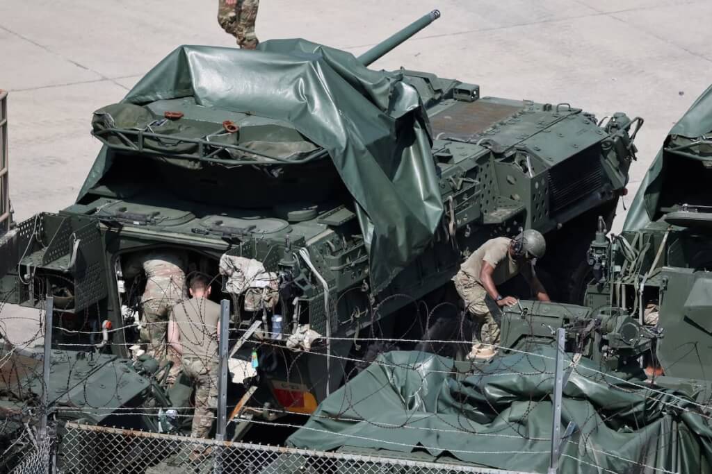 美军士兵在靠近南北韩非军事区的美军基地内检修武装车辆。路透社