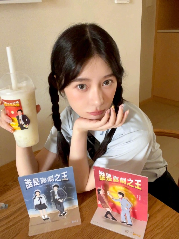 徐娇去年6月重现《喜剧之王》张栢芝学生妹造型。