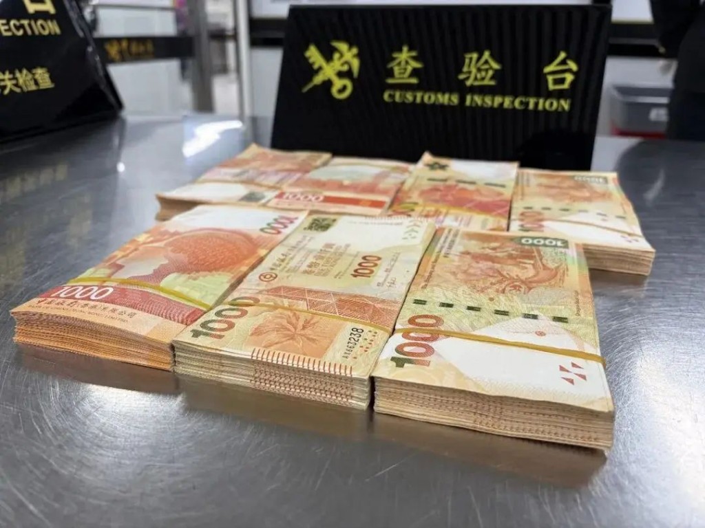 女子著大褛南下违规携70万港币,罗湖口岸急脚过关被截。海关发布 女子著大褛南下违规携70万港币,罗湖口岸急脚过关被截。海关发布